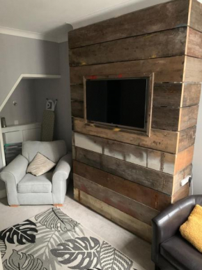 Apple blossom cottage contractor and holiday accommodation